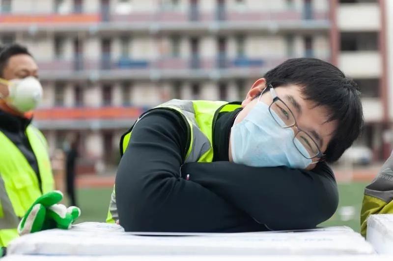 志愿者賈威：“累了，趴下歇會兒”