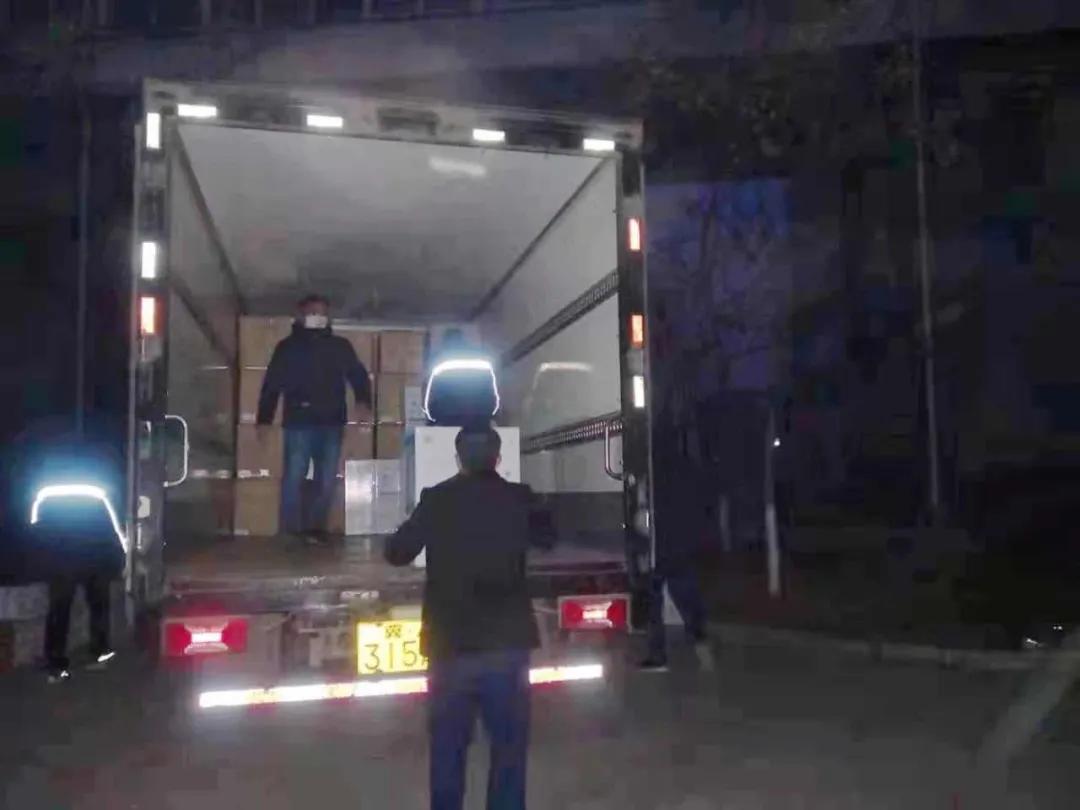 這樣深夜連續(xù)作業(yè)，已堅持了多日